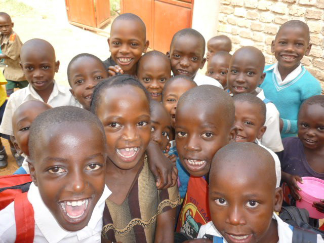 Die Mädchen freuen sich über das neue Schlafgebäude.